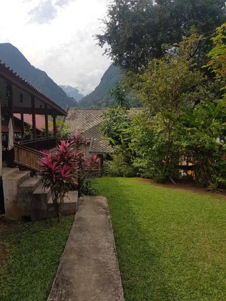 Lattanavongsa Guesthouse And Bungalows Muang Ngoi Exterior photo